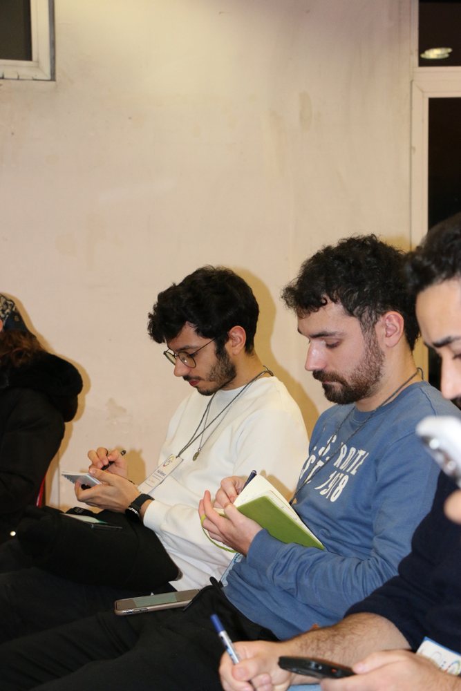 Participantes a tomar notas numa sessão do hub